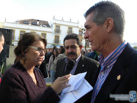 Sarria, ante los micrófonos de Radio Torrox, junto a Beatriz Reinoso