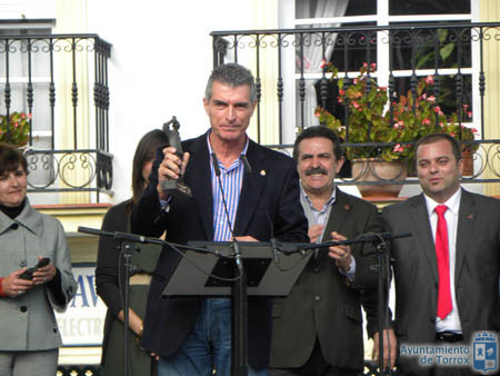 Sarria, junto a la regidora y otros ediles